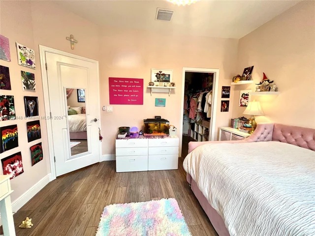 915 Banyan Dr, Hollywood FL 33021