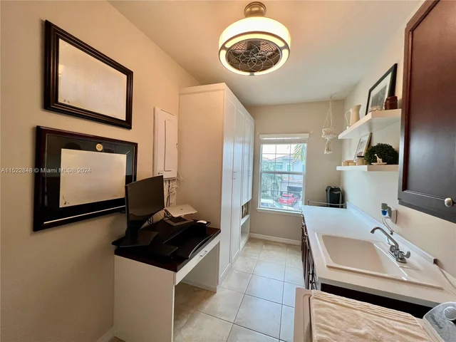 915 Banyan Dr, Hollywood FL 33021