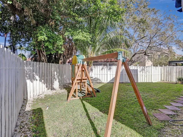 530 SW 181st Ave, Pembroke Pines FL 33029