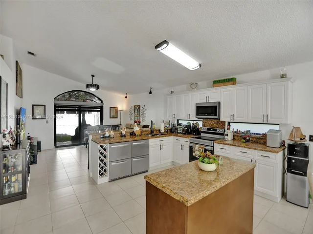 530 SW 181st Ave, Pembroke Pines FL 33029