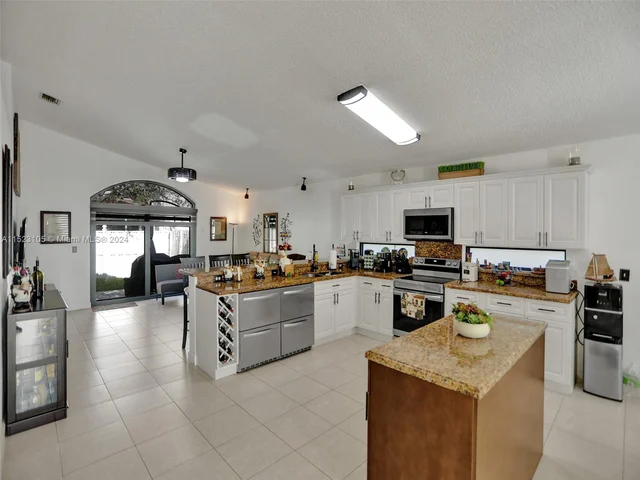 530 SW 181st Ave, Pembroke Pines FL 33029