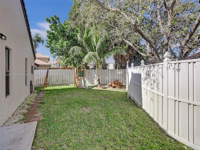 530 SW 181st Ave, Pembroke Pines FL 33029