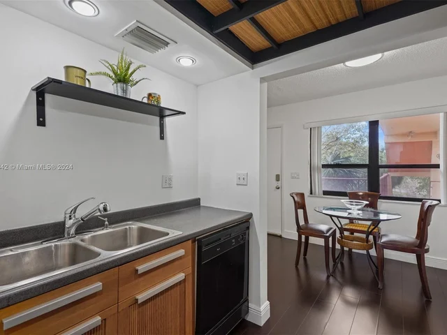 7401 NW 16th St # 308, Plantation FL 33313