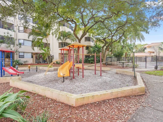 7401 NW 16th St # 308, Plantation FL 33313