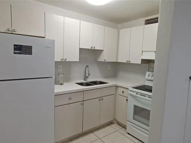 11195 SW 1st St # 320, Sweetwater FL 33174