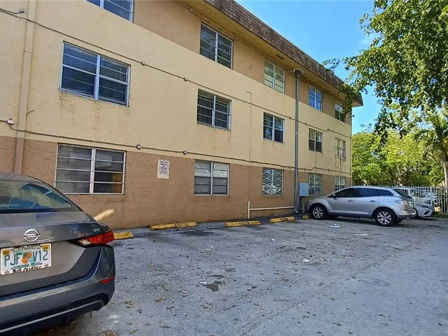 11195 SW 1st St # 320, Sweetwater FL 33174