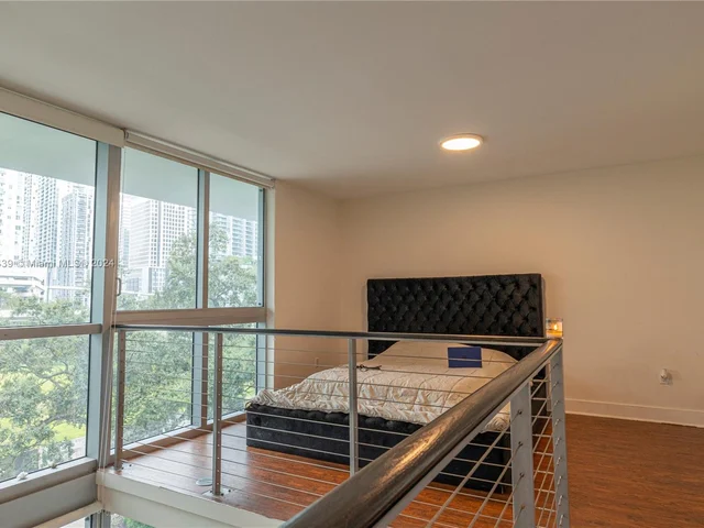 90 SW 3rd St, Miami FL 33130