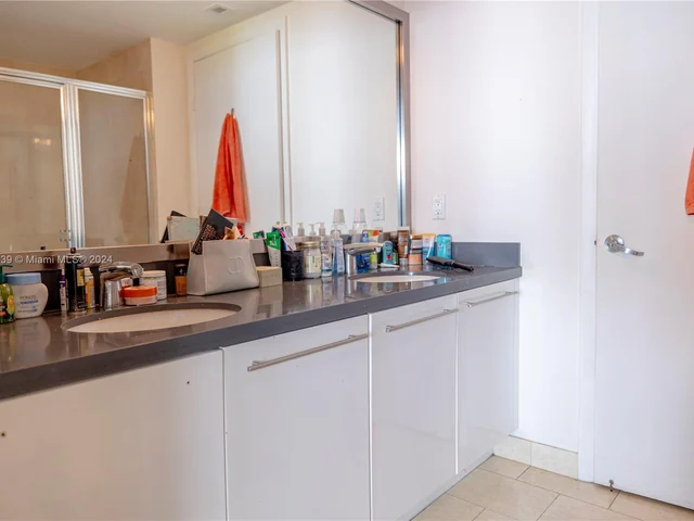 90 SW 3rd St, Miami FL 33130