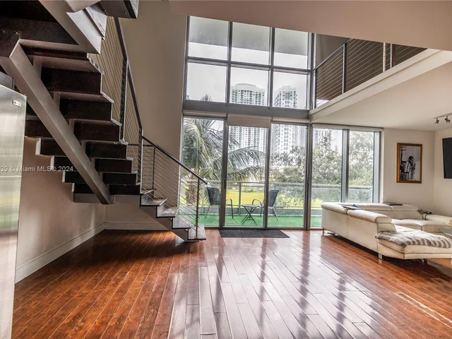 90 SW 3rd St, Miami FL 33130