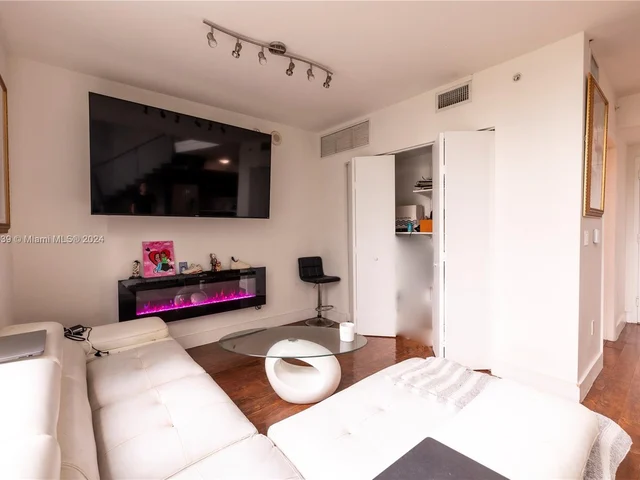 90 SW 3rd St, Miami FL 33130