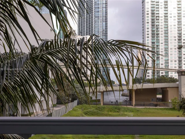 90 SW 3rd St, Miami FL 33130