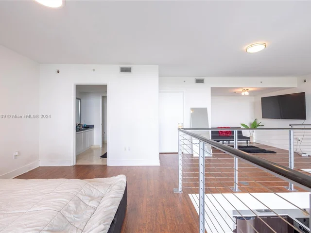 90 SW 3rd St, Miami FL 33130