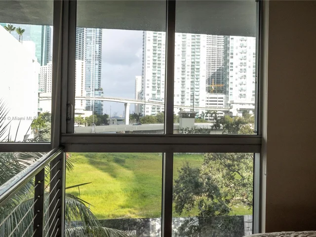 90 SW 3rd St, Miami FL 33130