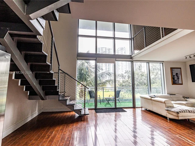 90 SW 3rd St, Miami FL 33130