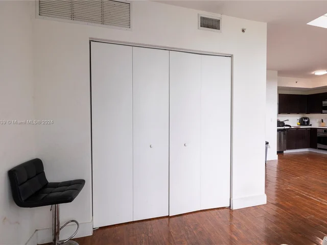 90 SW 3rd St, Miami FL 33130