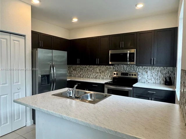 2604 SE 11th Ct, Homestead FL 33035