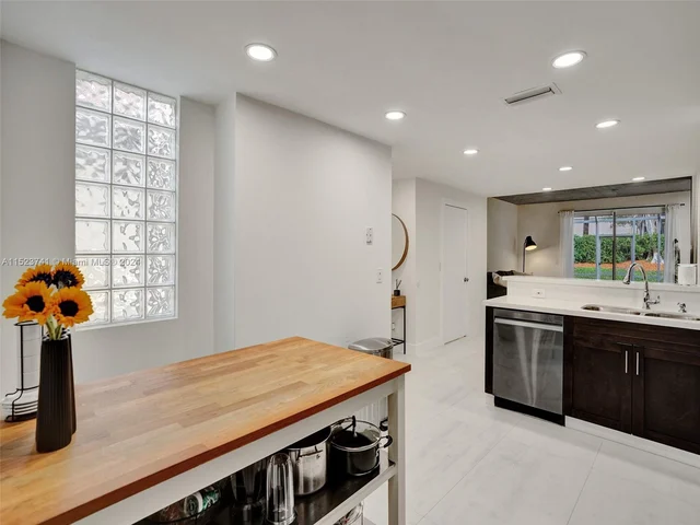 912 Sevilla Cir, Weston FL 33326