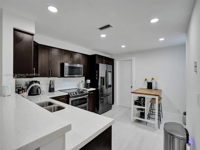 912 Sevilla Cir, Weston FL 33326