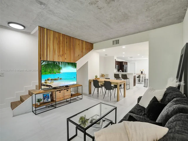 912 Sevilla Cir, Weston FL 33326