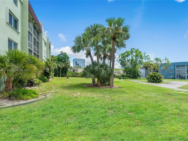 1638 Embassy Dr # 202, West Palm Beach FL 33401