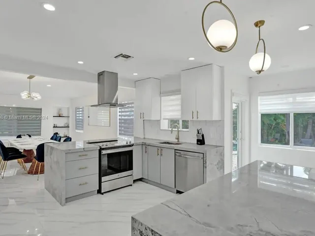 725 Harrison St, Hollywood FL 33019