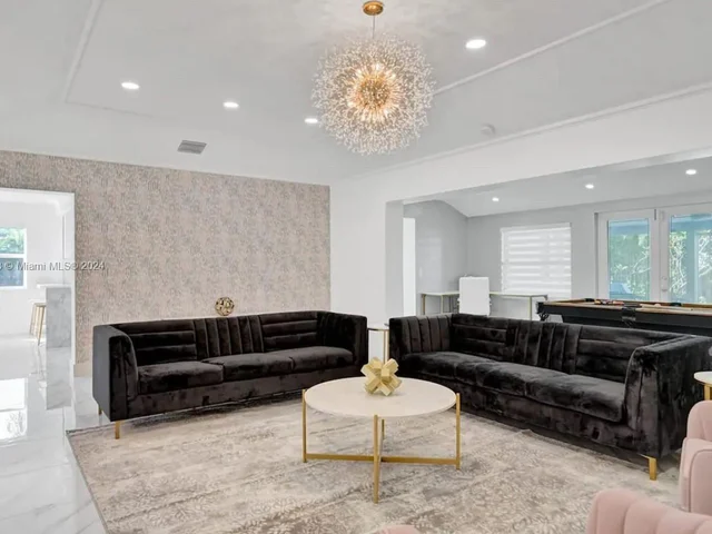 725 Harrison St, Hollywood FL 33019