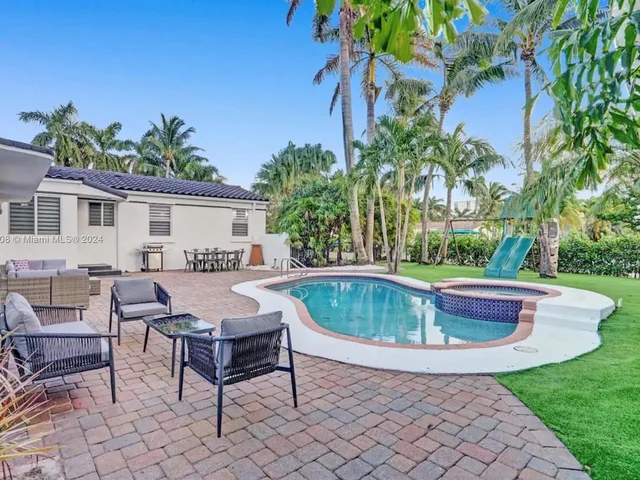 725 Harrison St, Hollywood FL 33019