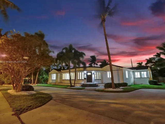 725 Harrison St, Hollywood FL 33019