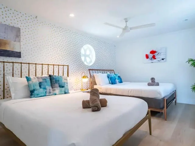 725 Harrison St, Hollywood FL 33019