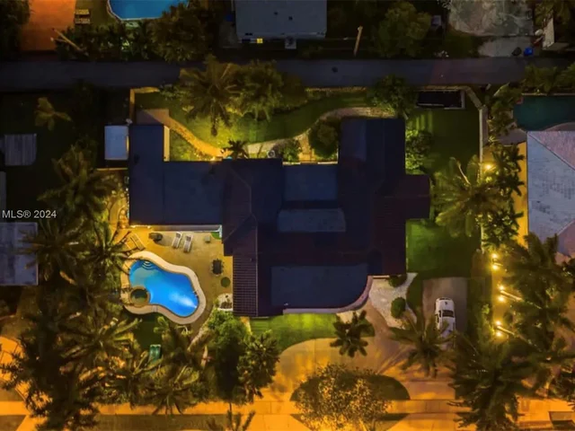 725 Harrison St, Hollywood FL 33019