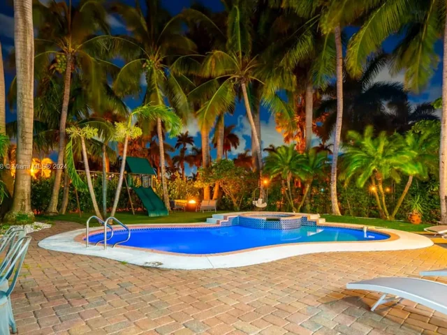 725 Harrison St, Hollywood FL 33019