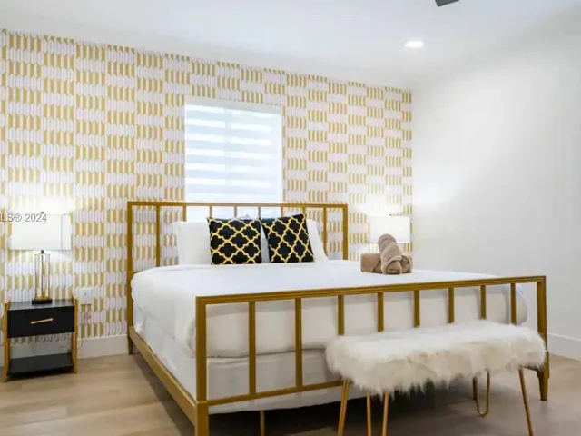 725 Harrison St, Hollywood FL 33019