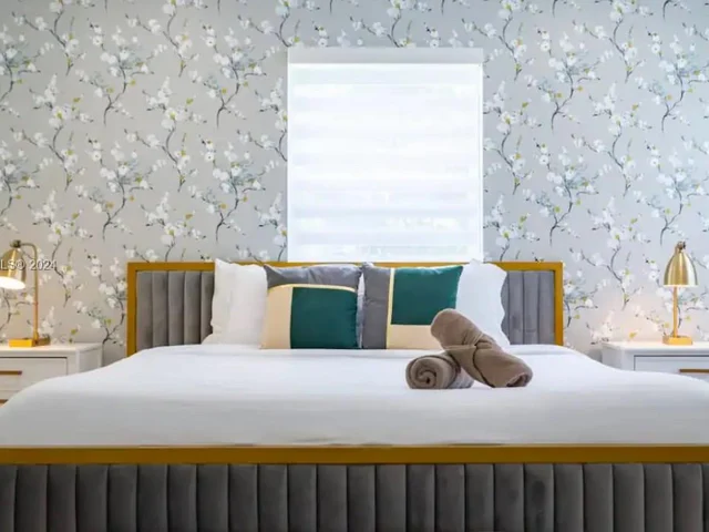 725 Harrison St, Hollywood FL 33019