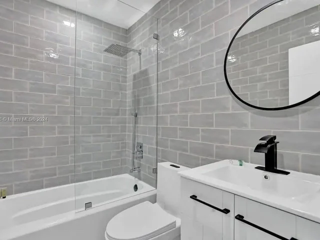 725 Harrison St, Hollywood FL 33019