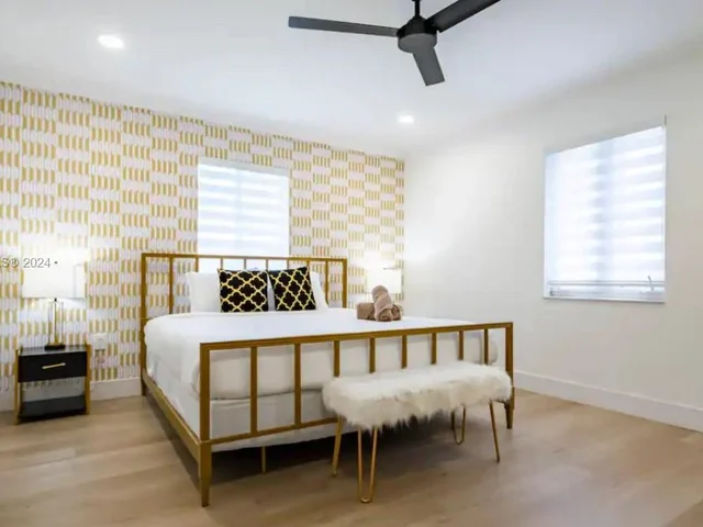 725 Harrison St, Hollywood FL 33019