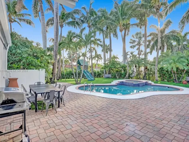 725 Harrison St, Hollywood FL 33019