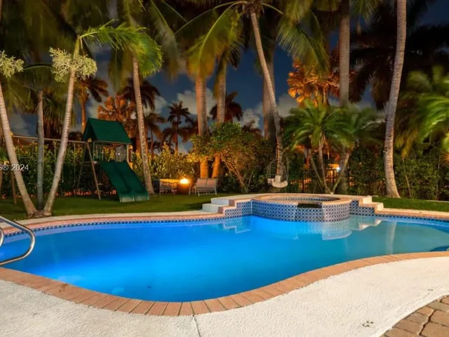 725 Harrison St, Hollywood FL 33019