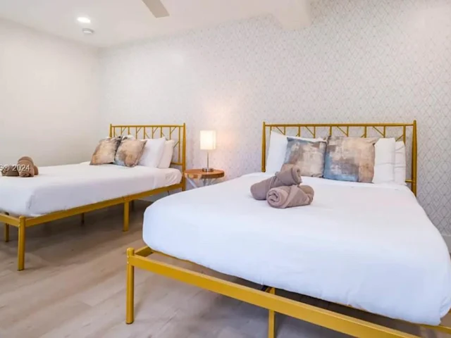 725 Harrison St, Hollywood FL 33019