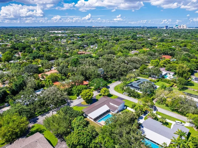 12525 SW 68 Ct, Pinecrest FL 33156