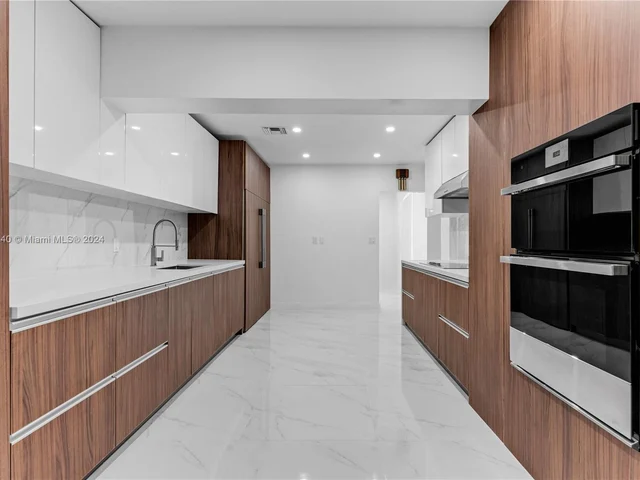 12525 SW 68 Ct, Pinecrest FL 33156