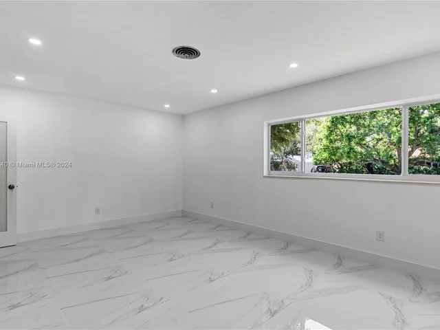 12525 SW 68 Ct, Pinecrest FL 33156