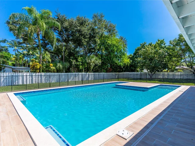 12525 SW 68 Ct, Pinecrest FL 33156