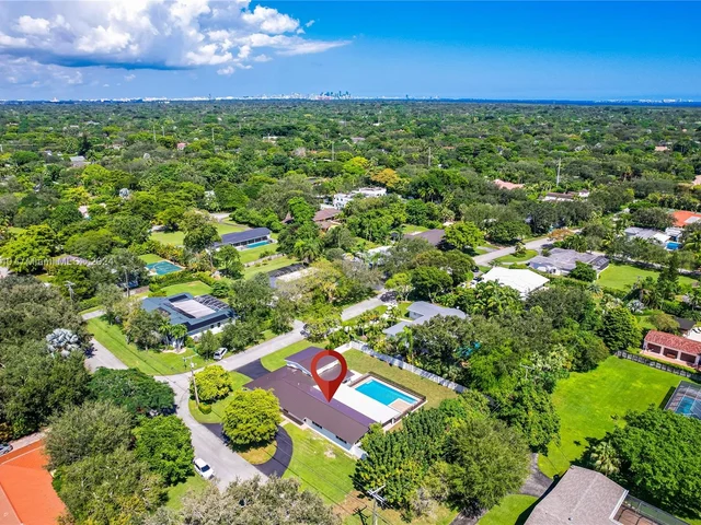 12525 SW 68 Ct, Pinecrest FL 33156