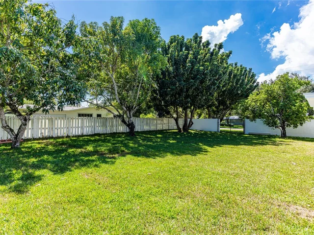 12525 SW 68 Ct, Pinecrest FL 33156