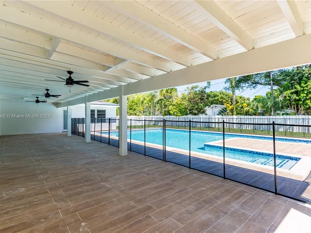 12525 SW 68 Ct, Pinecrest FL 33156