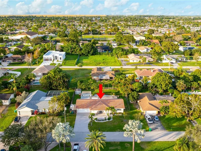 11531 NW 26th St, Plantation FL 33323