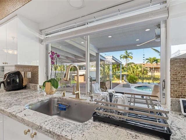 11531 NW 26th St, Plantation FL 33323