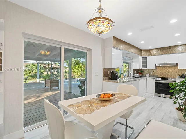 11531 NW 26th St, Plantation FL 33323