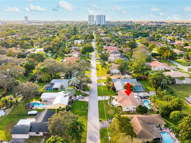 11531 NW 26th St, Plantation FL 33323