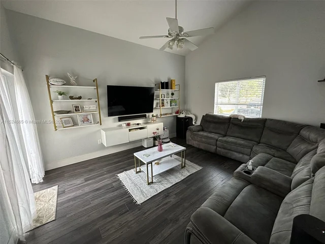 801 W Beckley Sq, Davie FL 33325